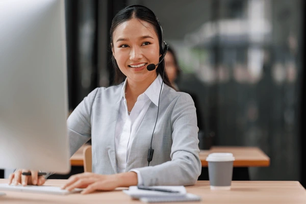 Téléconseillère professionnelle prête à vous accompagner